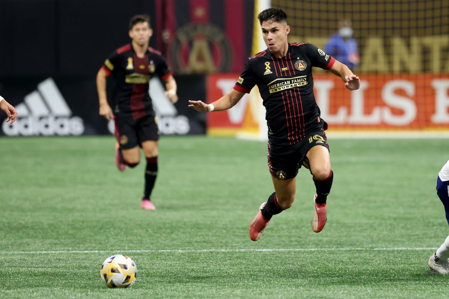 Atlanta United forward Luiz Araujo (19) makes a move against a D.C. United defender during the second half at Mercedes Benz Stadium Saturday, September 18, 2021 in Atlanta, Ga.. JASON GETZ FOR THE ATLANTA JOURNAL-CONSTITUTION