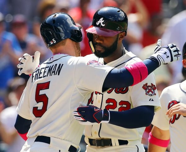 Jason Heyward gets a hug from Freddie Freeman after Heyward's two-run homer in Sunday's win against the Cubs, which ended a homerless drought of more than 100 at-bats for Heyward.