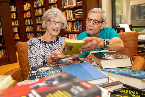 Babette Rothschild & Bernie Goldstein of the Lenbrook Library Committee looks through books that will be donated to support Georgia prisons. PHIL SKINNER FOR THE ATLANTA JOURNAL-CONSTITUTION.