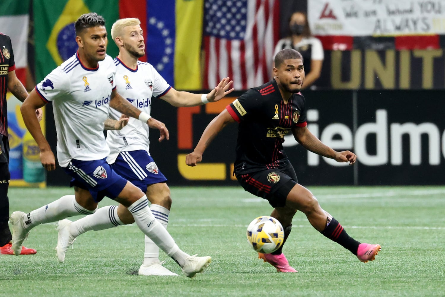 Atlanta United forward Josef Martinez (7) controls the ball against D.C. United players during the second half at Mercedes Benz Stadium Saturday, September 18, 2021 in Atlanta, Ga.. JASON GETZ FOR THE ATLANTA JOURNAL-CONSTITUTION