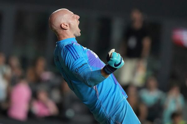 Atlanta United goalkeeper Brad Guzan (1) celebrates after defeating Inter Miami during an MLS playoff opening round soccer match, Saturday, Nov. 9, 2024, in Fort Lauderdale, Fla. (AP Photo/Lynne Sladky)