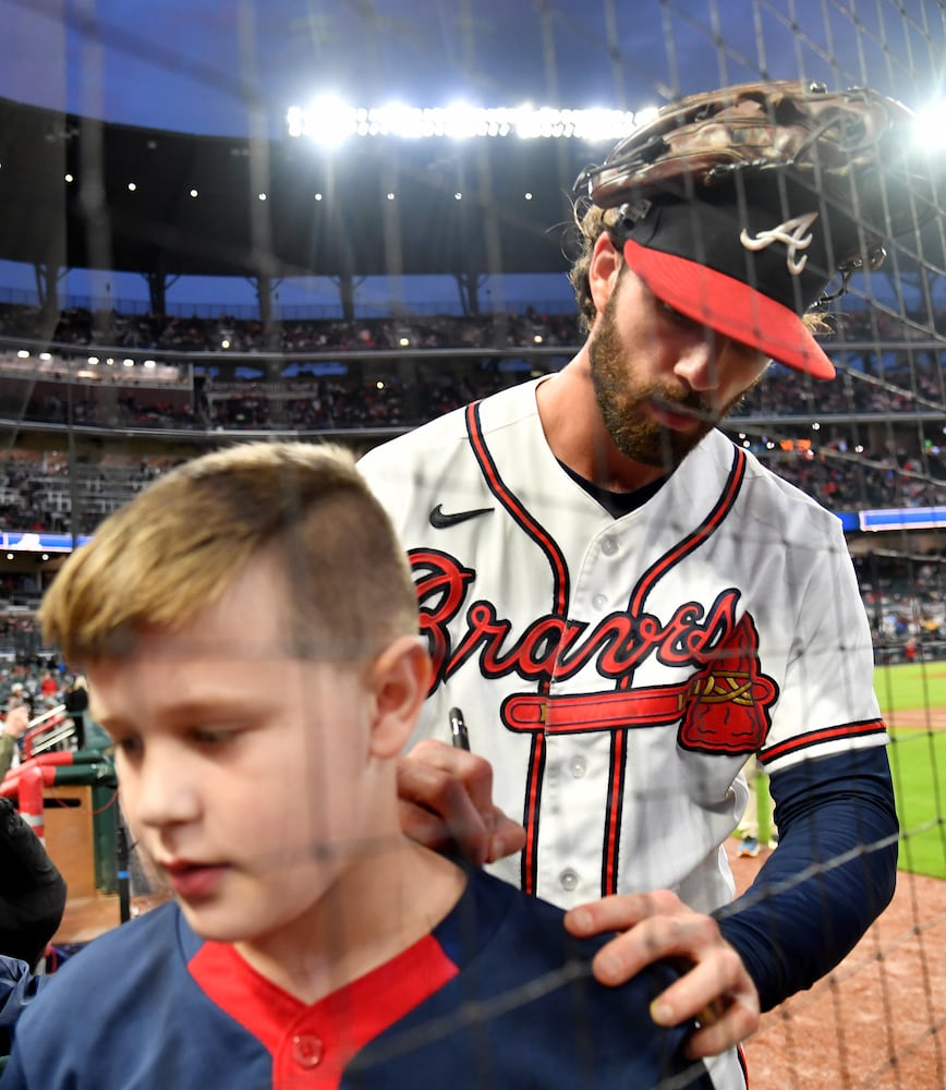 Atlanta Braves shortstop Dansby Swanson signs an autograph before a playoff game in 2022. (Hyosub Shin / Hyosub.Shin@ajc.com)