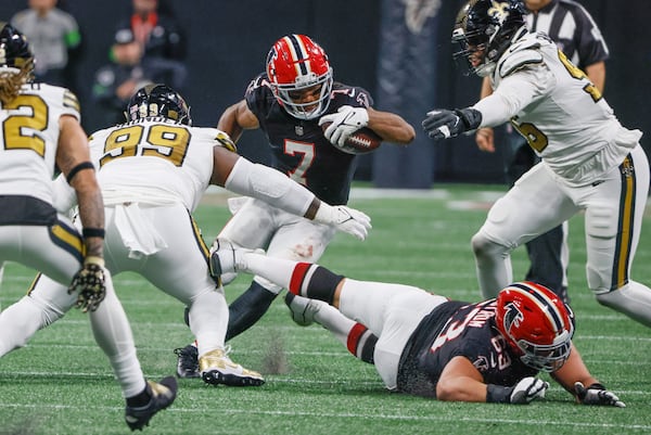 Atlanta Falcons running back Bijan Robinson (7) works through traffic for a first down during the second half of a NFL football game between the Atlanta Falcons and the New Orleans Saints in Atlanta on Sunday, Nov. 26, 2023. The Falcons won, 24-15.   (Bob Andres for the Atlanta Journal Constitution)