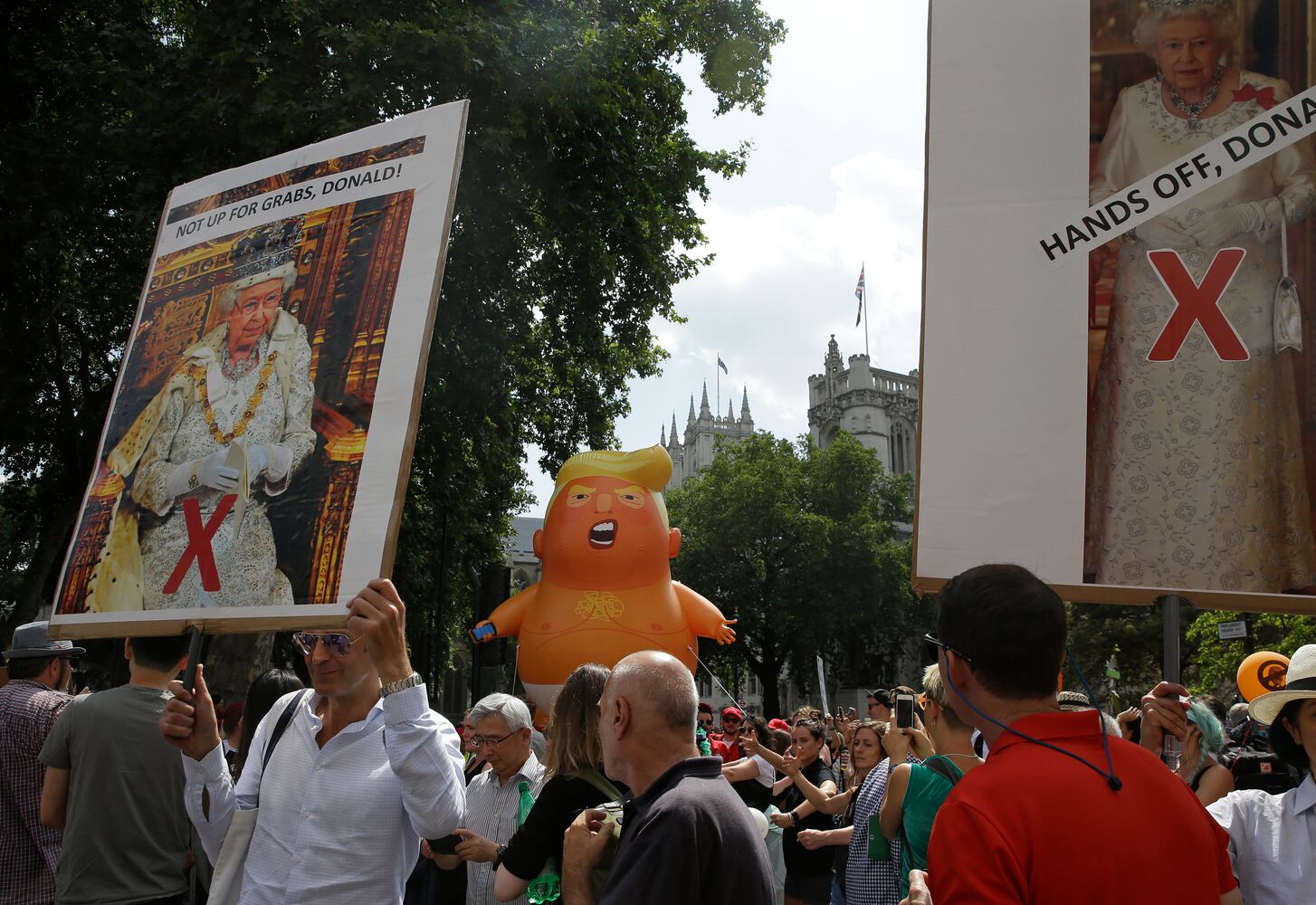 Photos: Protesters greet Trump during UK visit