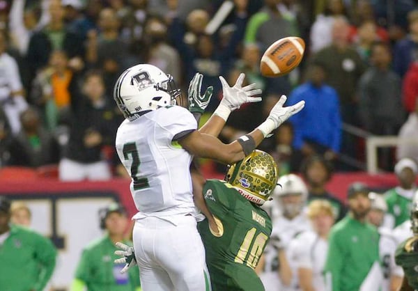 Roswell's Corey Reed goes high for a catch in 2016.