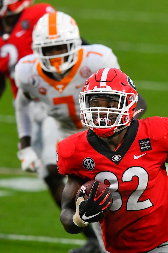 Georgia linebacker Monty Rice (32) runs for a TD after recovering a fumble he caused during the second half of a football game against Tennessee on Saturday, Oct. 10, 2020, at Sanford Stadium in Athens. Georgia won 44-21. JOHN AMIS FOR THE ATLANTA JOURNAL- CONSTITUTION