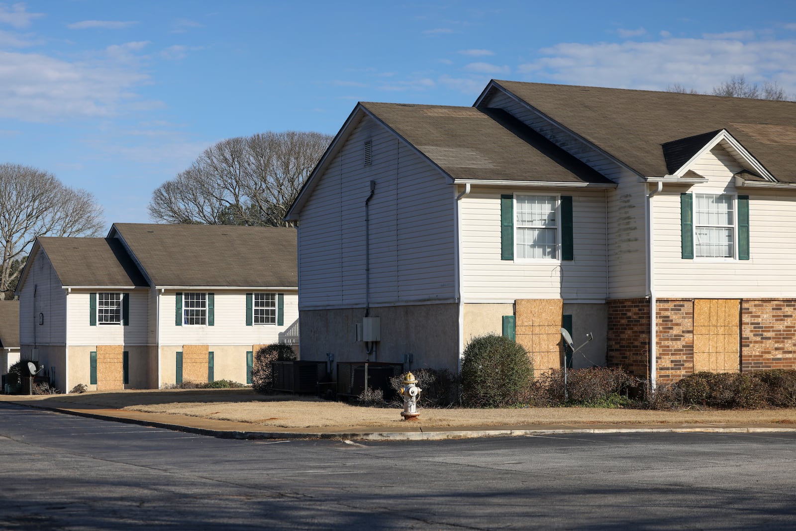 A series of units was boarded up at Thornberry Apartments in Decatur last month. Early in 2022, a task force swept the apartments, issuing more than 100 citations for dangers such as faulty balconies, exposed wires, damaged roofs and corroded staircases. (Jason Getz / Jason.Getz@ajc.com)