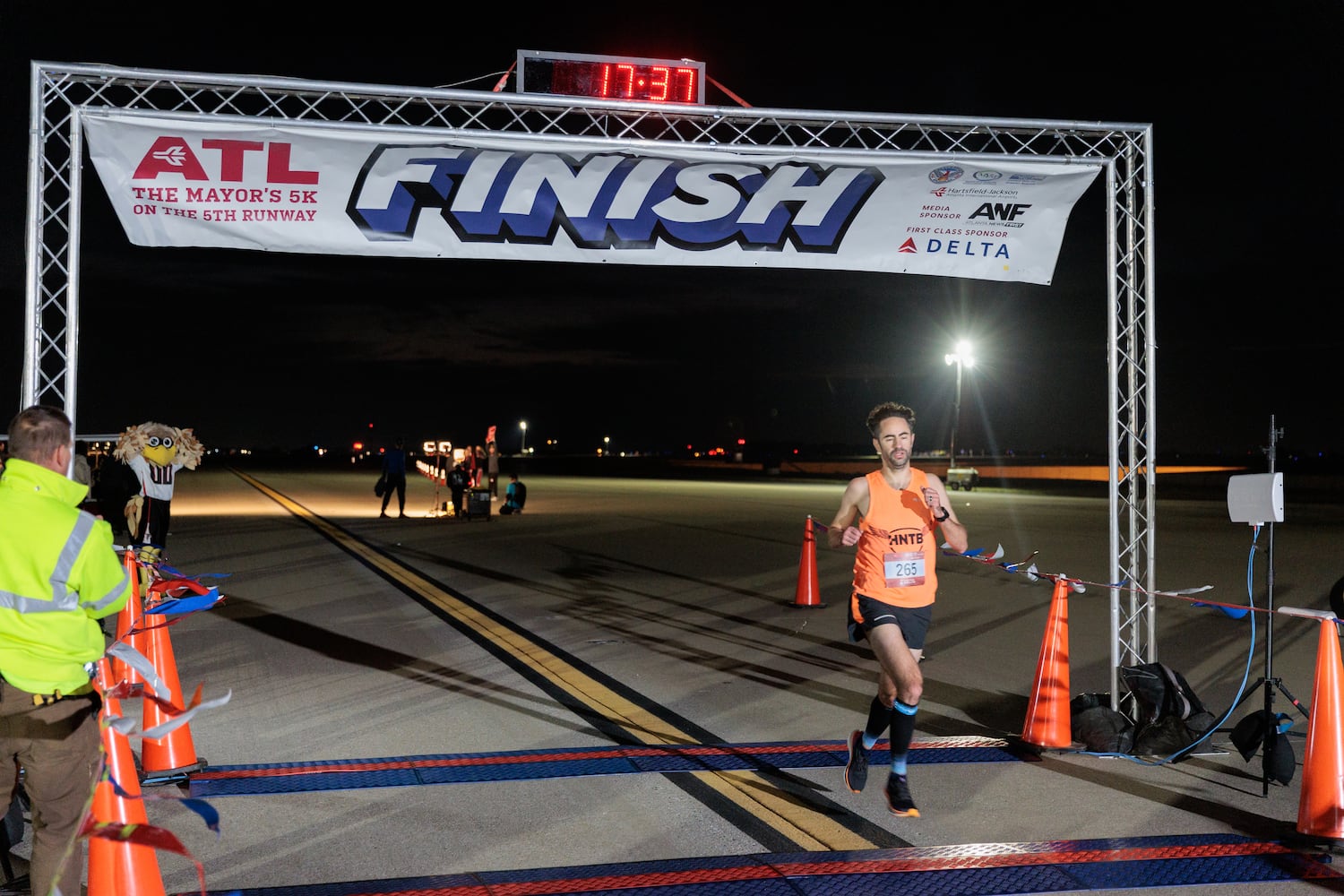 Runners take to Hartsfield-Jackson runway for 5K race
