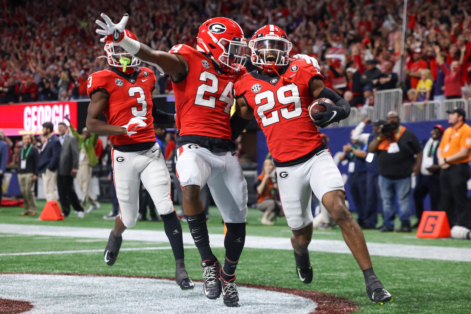 Georgia Bulldogs defensive back Christopher Smith (29) runs back a blocked LSU Tigers field goal attempt for 95 yards and a touchdown during the first half of the SEC Championship Game at Mercedes-Benz Stadium in Atlanta on Saturday, Dec. 3, 2022. (Jason Getz / Jason.Getz@ajc.com)