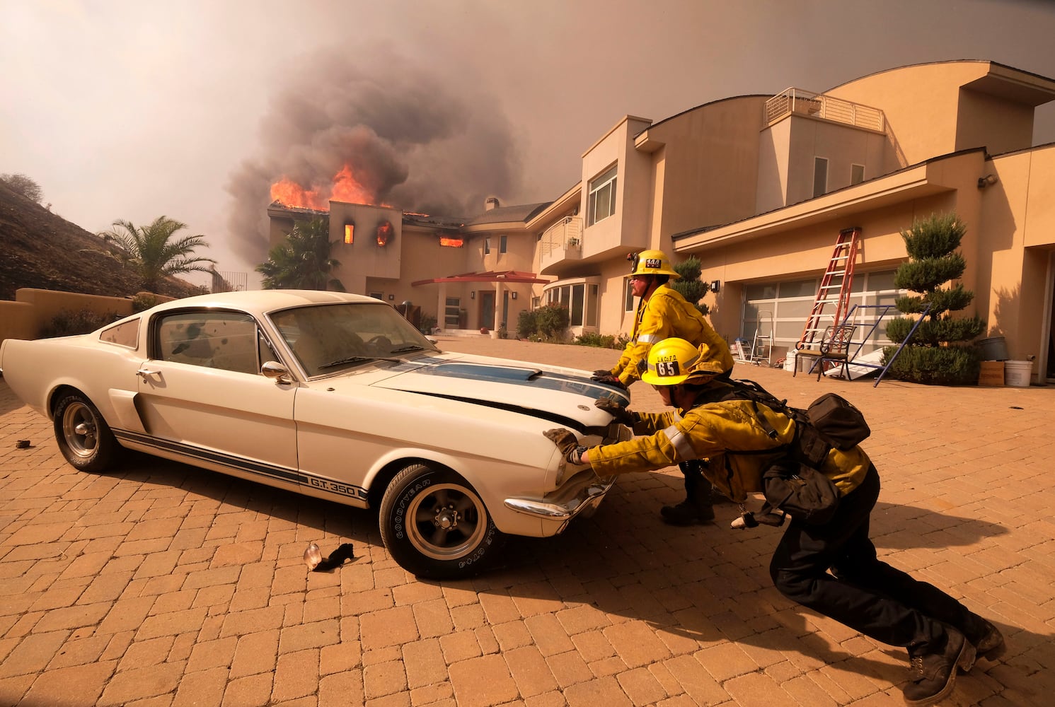 Photos: Deadly wildfires blaze through northern, southern California