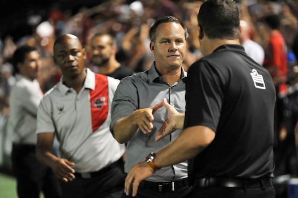 Al término del partido Eric Wynalda seguido de su asistente Brian Haynes saluda al entrenador de los Islanders Adrian Whitbread.