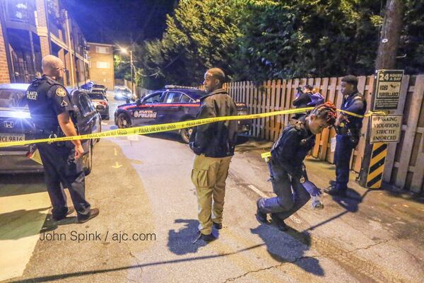 Officers surround an apartment to search for a kidnapper who sexually assaulted a woman, Atlanta police said. JOHN SPINK / JSPINK@AJC.COM