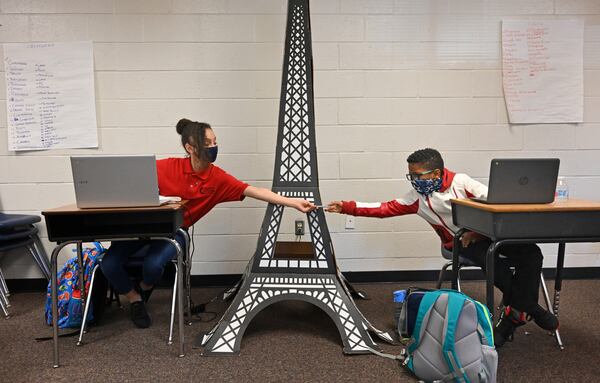 November 18, 2020 Lawrenceville - Yairelis Aviles-Blaimayer (left) and Jadan Jones, both 11, communicate in Spanish during 6th grade dual language class at Sweetwater Middle School in Lawrenceville on Wednesday, November 18, 2020. (Hyosub Shin / Hyosub.Shin@ajc.com)