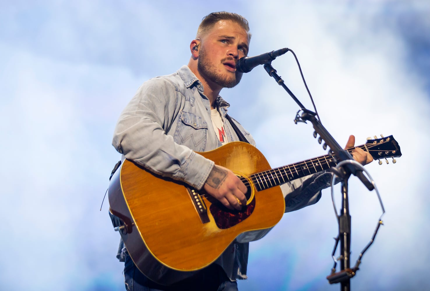 Atlanta, Ga: Zach Bryan played to a sold-out crowd of cowboy hat-clad fans who sang along with every word. Photo taken Saturday August 10, 2024 at Mercedes Benz Sadium. (RYAN FLEISHER FOR THE ATLANTA JOURNAL-CONSTITUTION)