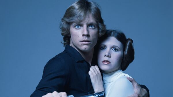 American actors Mark Hamill and Carrie Fisher in costume as brother and sister Luke Skywalker and Princess Leia in George Lucas' Star Wars trilogy, 1977. (Photo by Terry O'Neill/Getty Images)