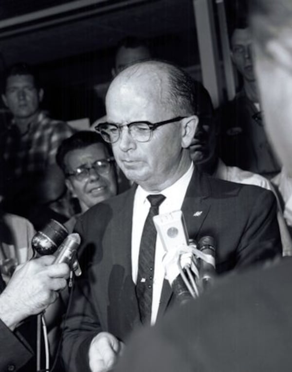 Lester Maddox closing his restaurant, the Pickrick, in 1965