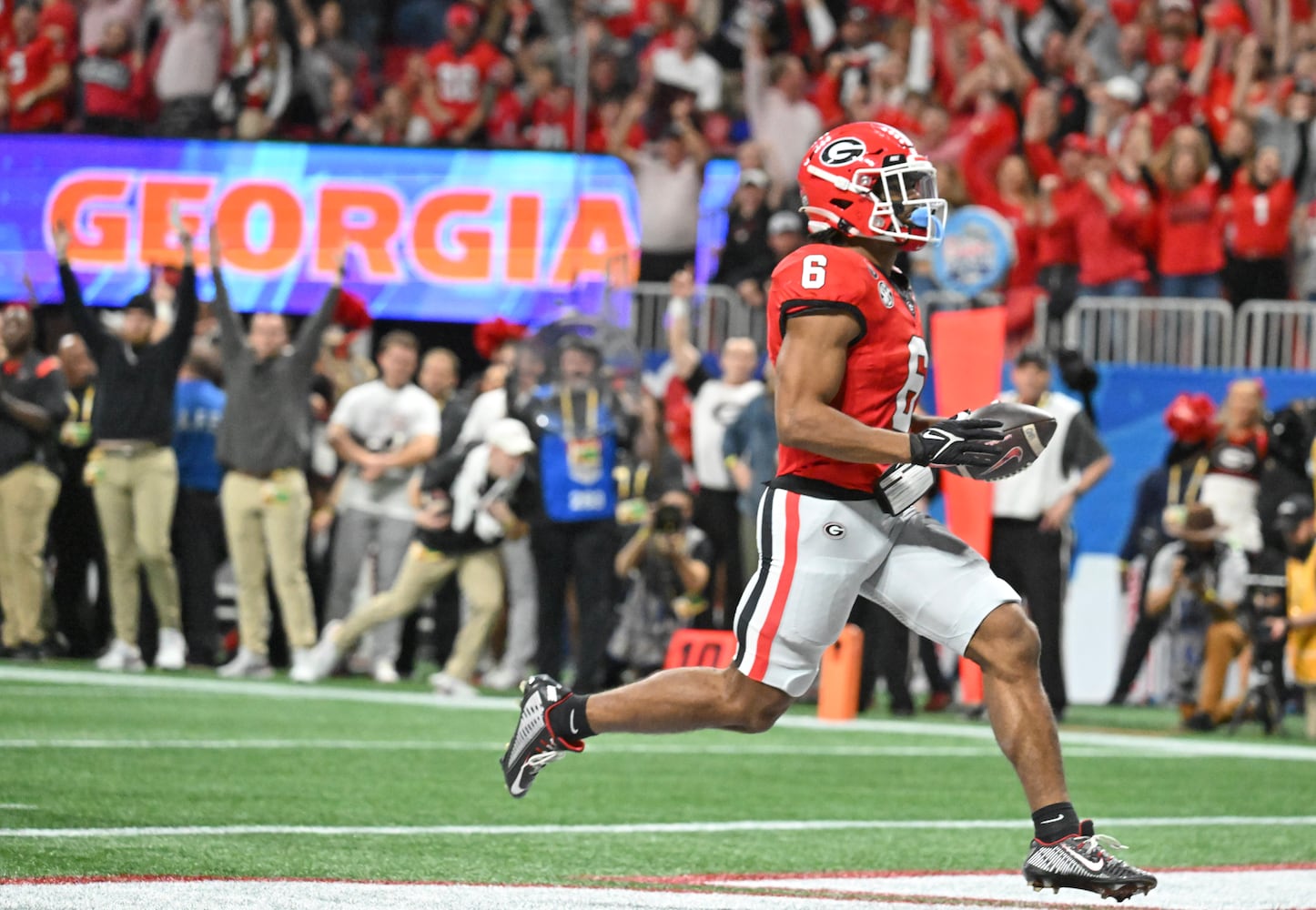 Georgia Bulldogs running back Kenny McIntosh  (6) takes a Stetson Bennett pass in for a touchdown. (Hyosub Shin / Hyosub.Shin@ajc.com)