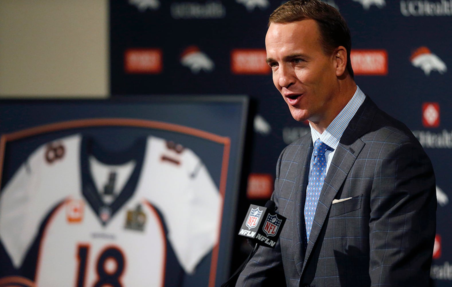 Peyton Manning retires