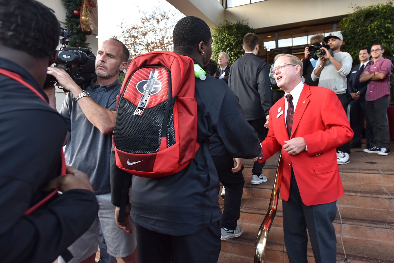 Photos: The scene at the Rose Bowl as Georgia, Oklahoma game nears