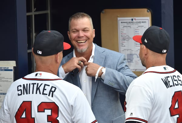 Chipper Jones shares a laugh with Braves manager Brian Snitker and bench coach Walt Weiss before Friday night’s game.