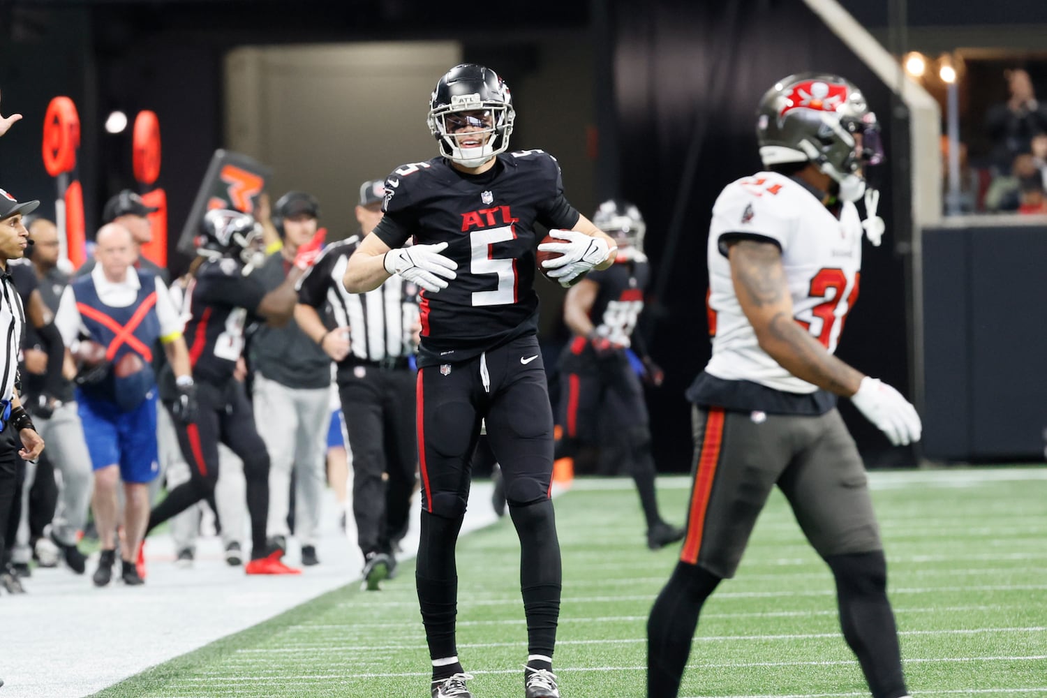 Falcons wide receiver Drake London reacts after catching a pass during the fourth quarter against the Buccaneers on Sunday in Atlanta. (Miguel Martinez / miguel.martinezjimenez@ajc.com)