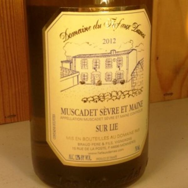 2012 Domaine du Fief aux Dames Muscadet-Sèvre-et-Maine Sur Lie, France. Approximately 110 calories.