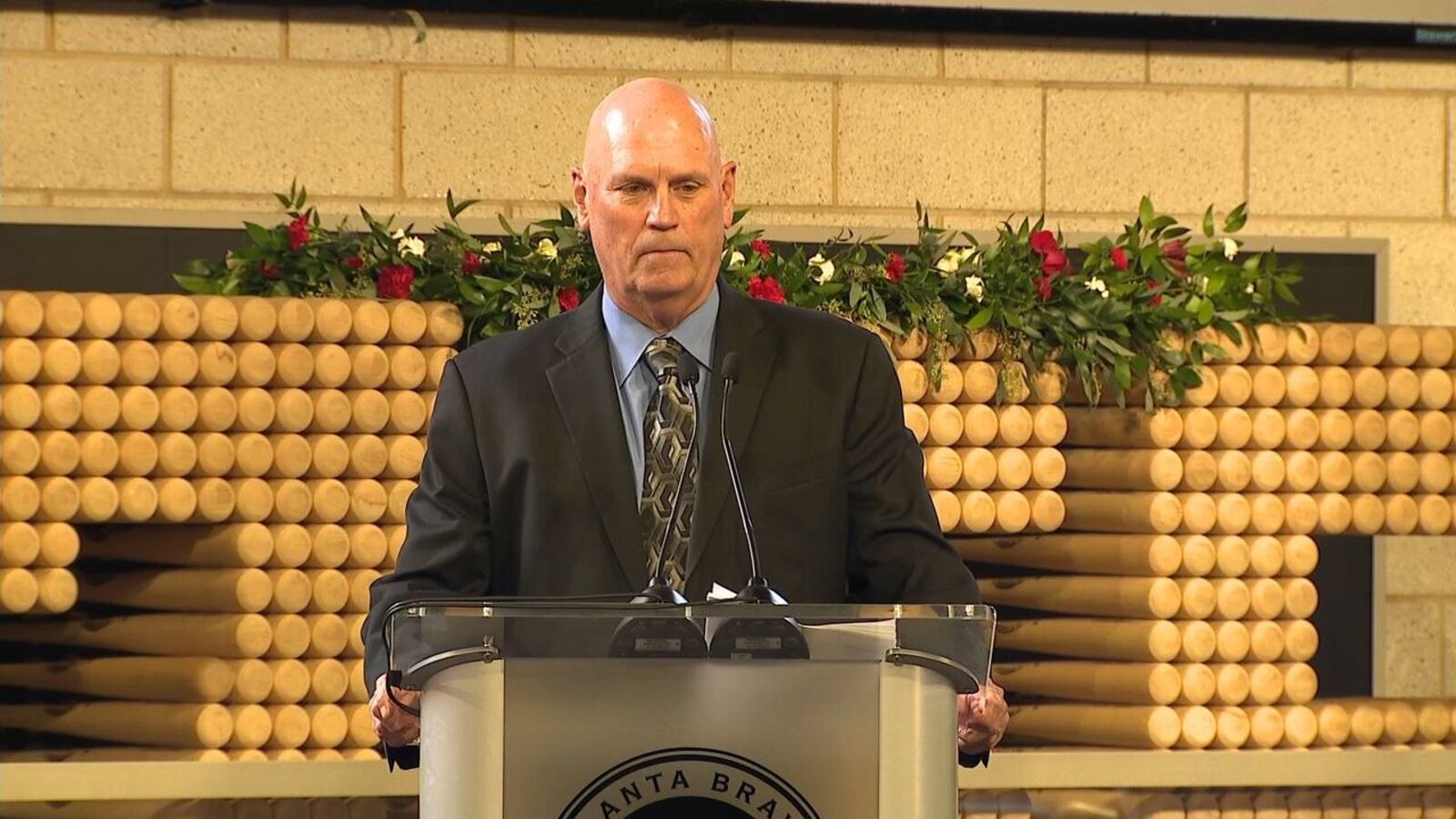 Braves Manager Brian Snitker becomes emotional at Hank Aaron memorial