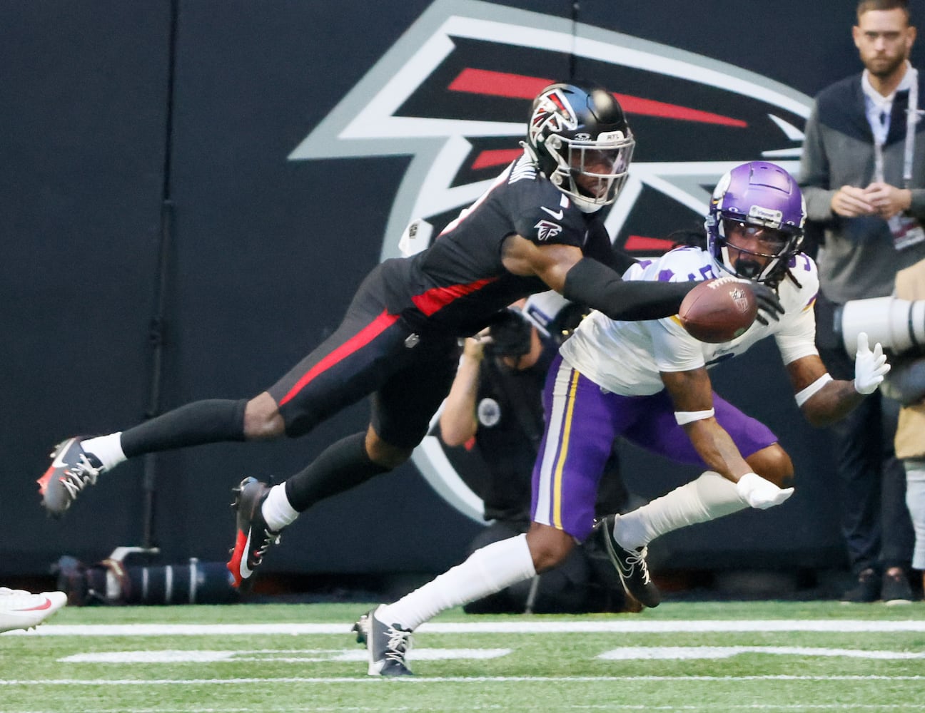 Minnesota Vikings wide receiver Trishton Jackson (9) cores on a two point conversion covered by Atlanta Falcons cornerback Jeff Okudah during the second half an NFL football game In Atlanta on Sunday, Nov. 5, 2023 between the Atlanta Falcons and the Minnesota Vikings. The Vikings won 31 - 28. (Bob Andres for the Atlanta Journal Constitution)