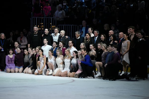 El jugador de Washington Capitals Alex Ovechkin, la fila de atrás a la izquierda, se une a los miembros del reparto para una foto el domingo 2 de marzo de 2025 en Washington después del evento Legacy on Ice, un tributo de patinaje figurado para apoyar a las familias y seres queridos afectados por el incidente de aviación del 29 de enero de 2025. (AP Photo/Nick Wass)