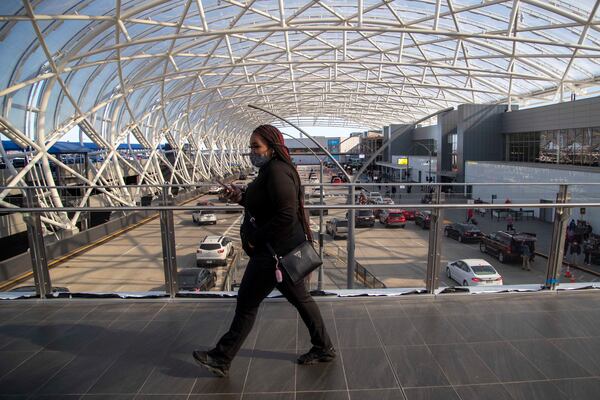 11/23/2020 �  Atlanta, Georgia �A woman uses a pedestrian bridge to get to the parking lot at Hartsfield-Jackson Atlanta International Airport in Atlanta , Monday, November 23, 2020.  (Alyssa Pointer / Alyssa.Pointer@ajc.com)