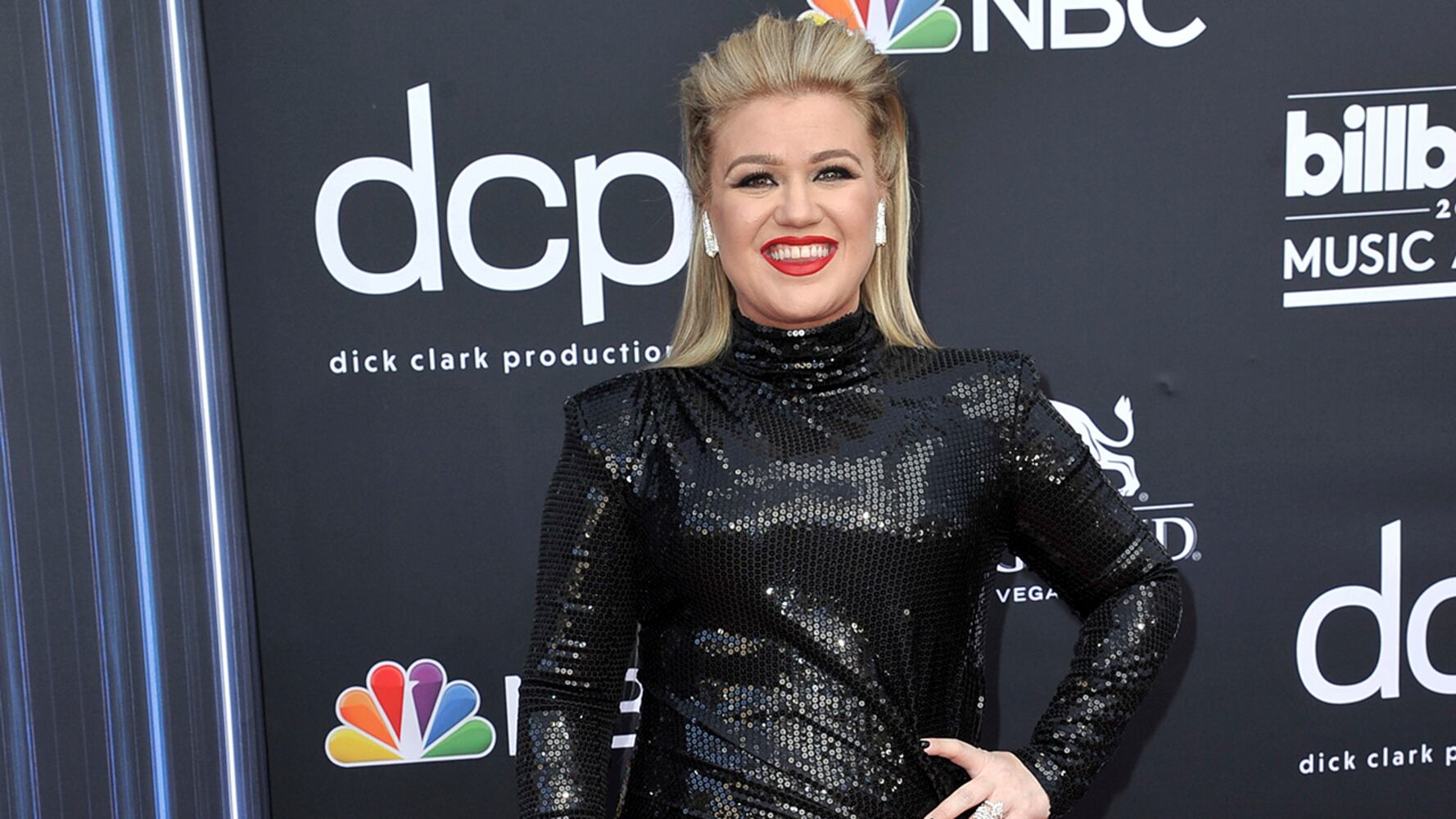 Photos: Stars walk the red carpet at the Billboard Music Awards