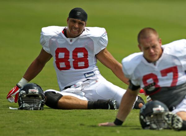 Falcons tight end Tony Gonzalez (88) stretches with another tight end Justin Peelle (right) during warmups before practice at Falcons training camp Wednesday, Sept. 8, 2010, in Flowery Branch. (Jason Getz/AJC)