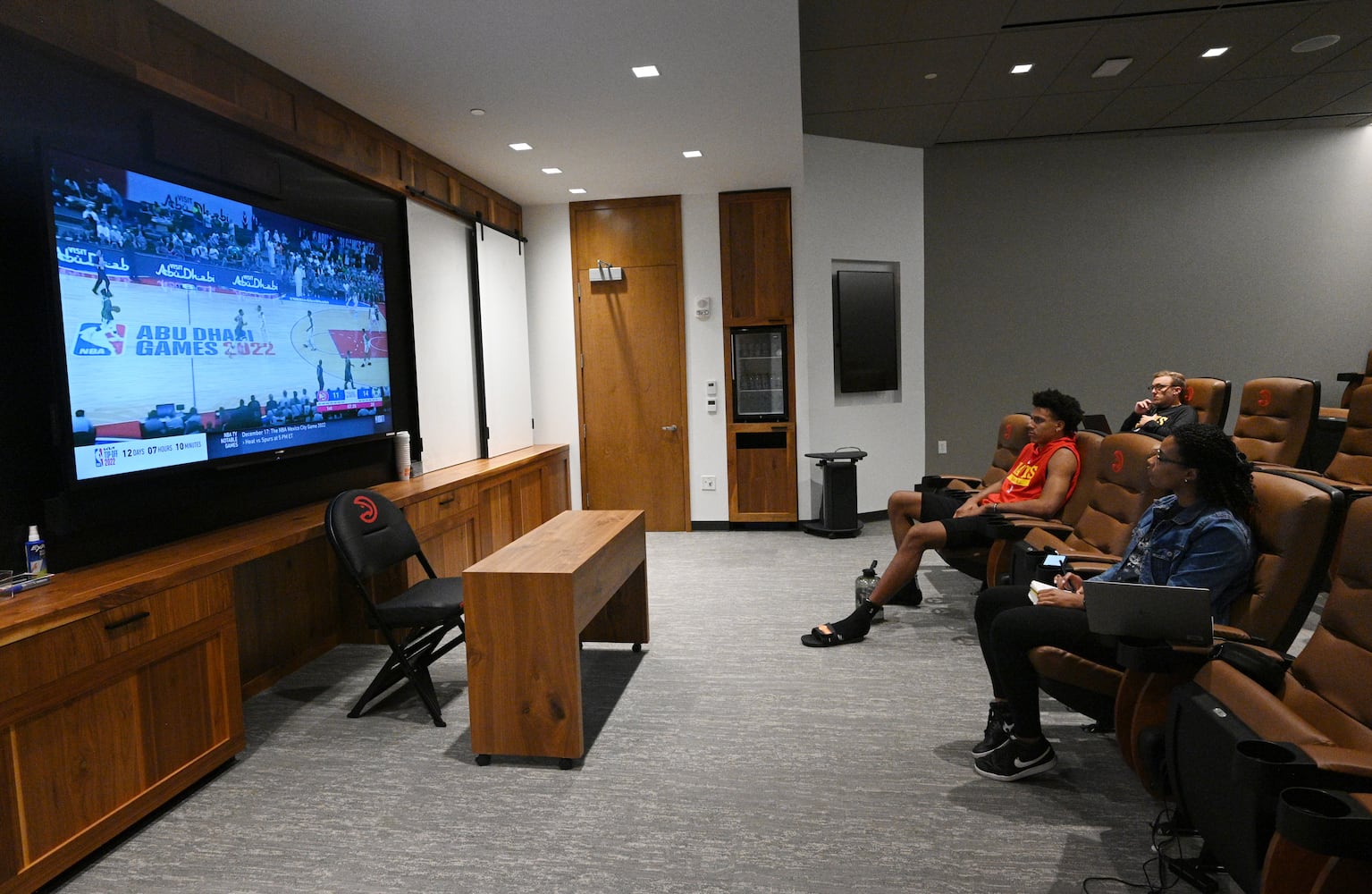 Lauren Williams watches Hawks preseason game With Jalen Johnson