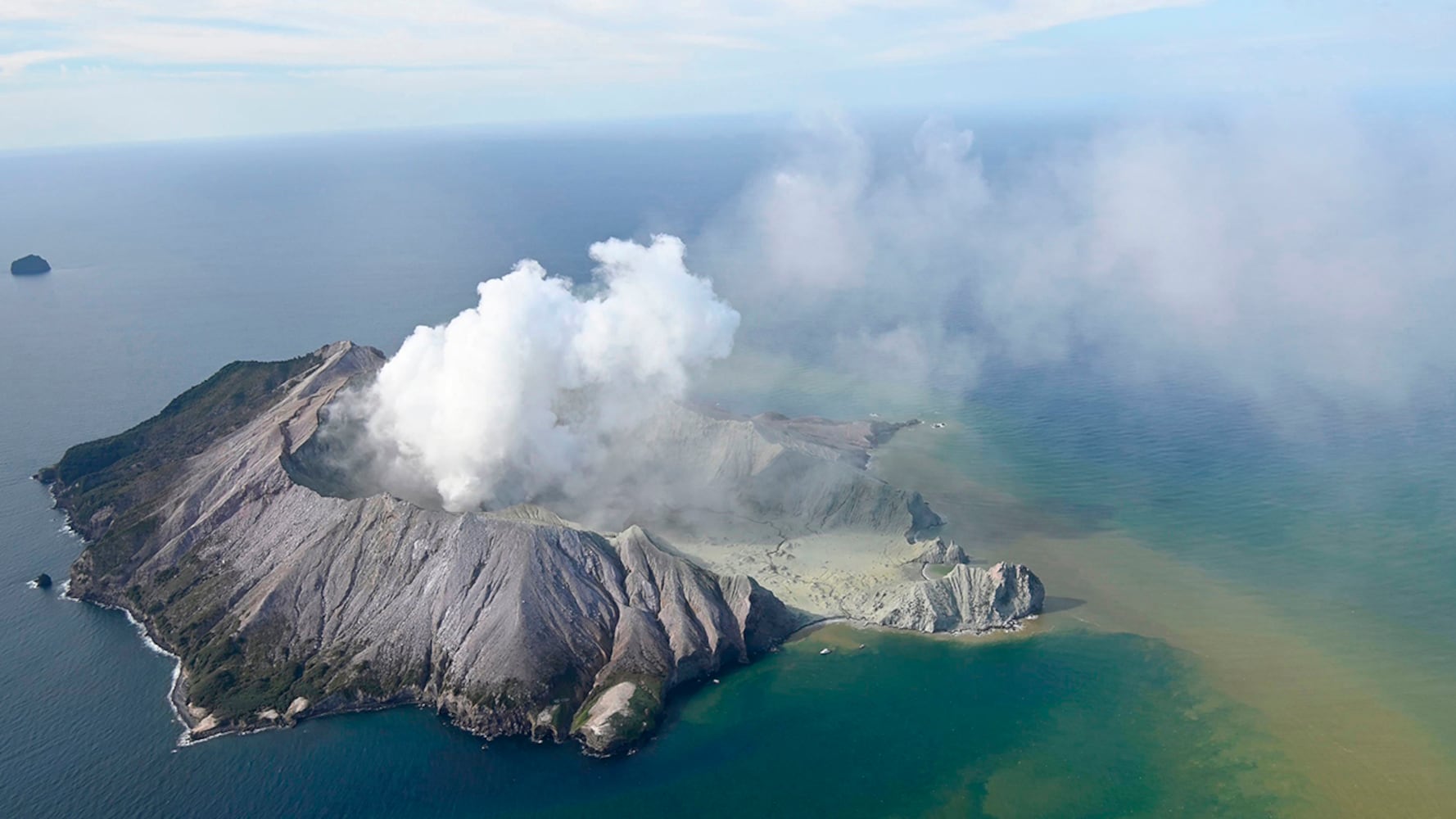 Photos: Volcano erupts on New Zealand's White Island