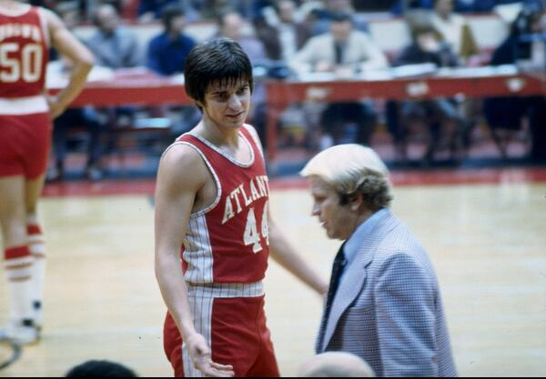 Atlanta Hawks Guard Pistol Pete Maravich talks with his Coach Cotton Fitzsimmons during the Hawks NBA game in January 1974 at the Omni Arena in Atlanta, Georgia. (Photo By Jonathan Daniel/Getty Images)