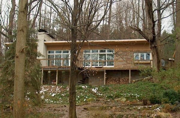 Mid-century modern home with a true park-like setting. Smoking and animals okay. Close to Cuyahoga Valley National Park, Montrose shopping. Easy access to I-77 highway. (Image from Howard Hanna real estate listing)