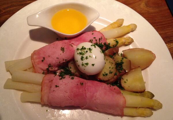 White asparagus plate at De Knijp