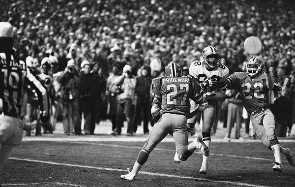 Falcons' Tom Pridemore (27) and Rolland Lawrence (22) try but fail to stop Cowboys wide receiver Drew Pearson (88) catch a pass in the NFC divisional playoff game Jan. 5, 1981, in Atlanta. Pearson went on to score a touchdown, handing Dallas a 30-27 win in the final minutes. (AP)