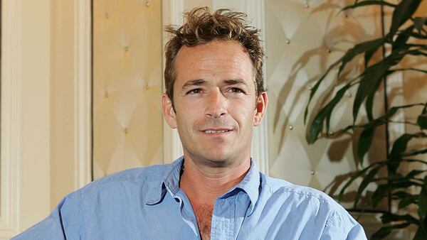 Actor Luke Perry poses at the Video Software Dealers Association's annual home video convention at the Bellagio July 26, 2005 in Las Vegas, Nevada. Perry was promoting the science-fiction film "Supernova" which aired on the Hallmark Channel in September 2005.