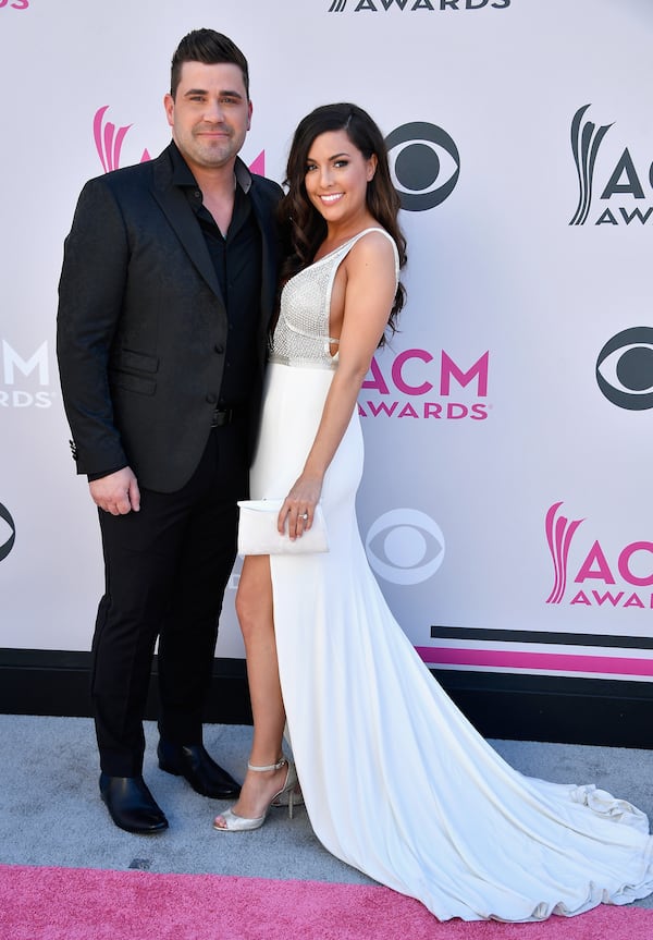  LAS VEGAS, NV - APRIL 02: Singer Josh Gracin (L) and Katie Weir attend the 52nd Academy Of Country Music Awards at Toshiba Plaza on April 2, 2017 in Las Vegas, Nevada. (Photo by Frazer Harrison/Getty Images)