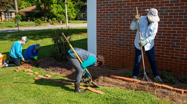 Volunteers work on the new garden area at Avondale Elementary School that features hand painted-totem poles and a lending library. The Avondale Estates Garden Club and the Avon Garden Club worked together on the project.
PHIL SKINNER FOR THE ATLANTA JOURNAL-CONSTITUTION.