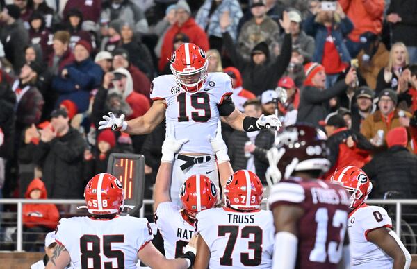 November 12, 2022 Starkville, MS - Georgia's tight end Brock Bowers (19) celebrates with teammates after scoring a touchdown during the first half in an NCAA football game at Davis Wade Stadium in Starkville on Saturday, November 12, 2022. (Hyosub Shin / Hyosub.Shin@ajc.com)