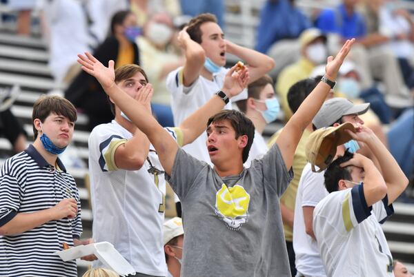 Georgia Tech fans react during the loss. (Hyosub Shin / Hyosub.Shin@ajc.com)