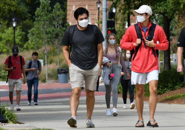 Students mostly wear face masks as they make their way through the campus at the University of Georgia campus in Athens. (Hyosub Shin / Hyosub.Shin@ajc.com)