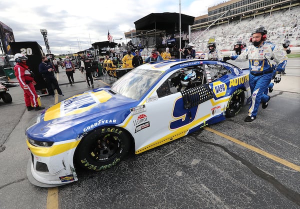 Chase Elliott’s pit crew pushes him off the track to the garage with apparent engine trouble during the Folds of Honor QuikTrip 500 Sunday, March 21, 2021, at Atlanta Motor Speedway in Hampton.  (Curtis Compton / Curtis.Compton@ajc.com)