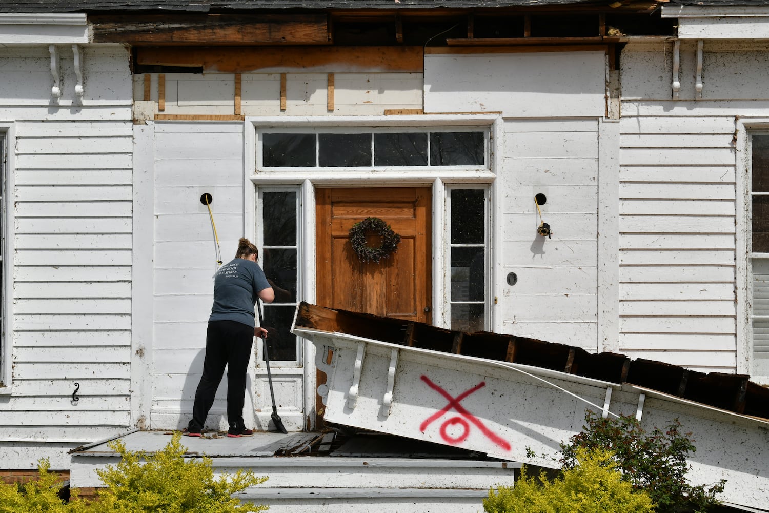 Kemp visits tornado-ravaged Coweta County