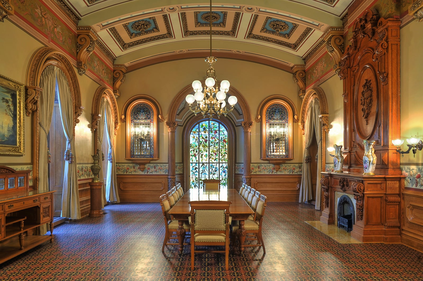 The dining room at the Hay House is the picture of opulence.

Photo Credit: Visit Macon