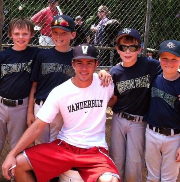 Dansby speaks to Oregon Park All Stars about setting goals and getting better each practice! Pictured: Brock Herrero, Ty Halliburton, Alex Elliott and Bowen Mayfield(10 years old here) all HS freshmen on the baseball team this year!