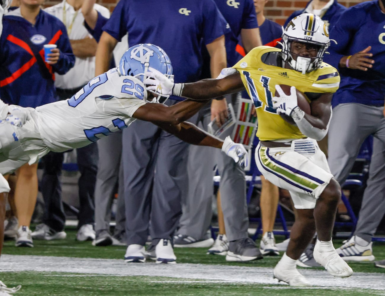 Georgia Tech Yellow Jackets running back Jamal Haynes (11) runs for a first down.  (Bob Andres for the Atlanta Journal Constitution)