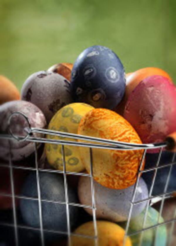 Easter eggs take on nature’s palette when spices and produce are used for the coloring agents. (Tom Wallace/Minneapolis Star Tribune/TNS)